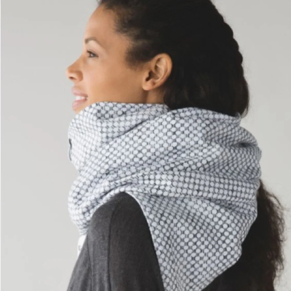 Lululemon Vinyasa Scarf *Fleece Dottie Eyelet White Black / White - one size